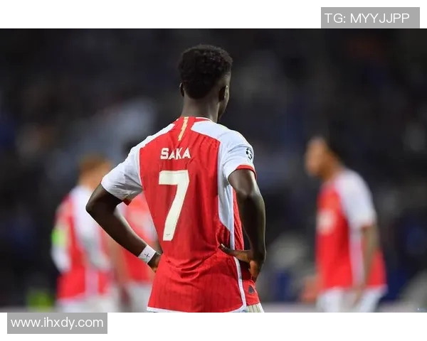 年轻帅气的足球明星如何在赛场内外赢得无数粉丝的心与热爱